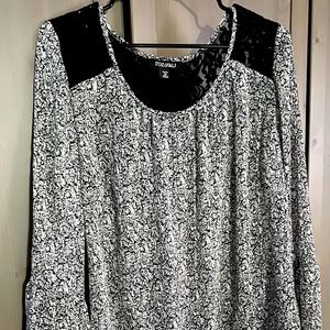 ROZ & ALI - 2X blouse. Black lace on top with black, white/silver pattern.